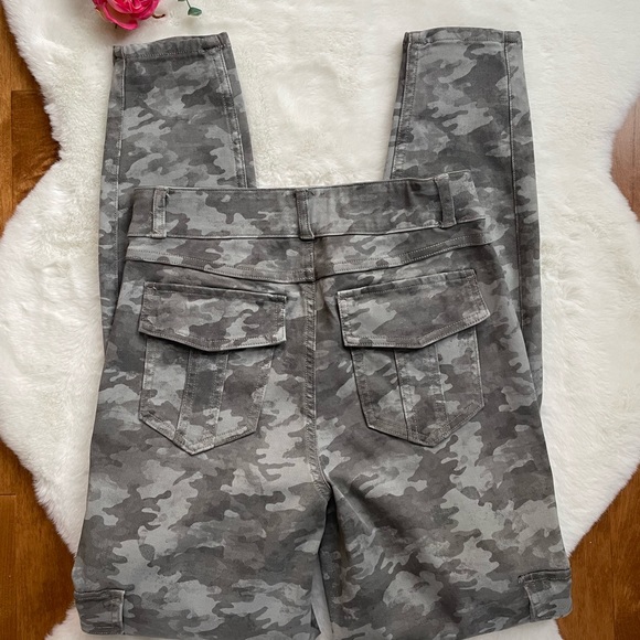 New with tags SPANX STRETCH TWILL ANKLE CARGO PANT STONE WASH CAMO SZ Medium - Picture 5 of 7
